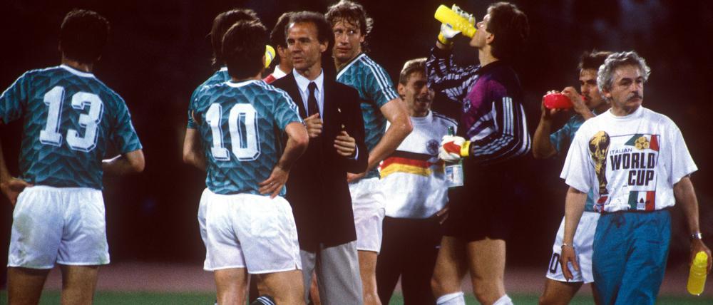 Franz Beckenbauer (im Dialog mit Lothar Matthäus, Nr. 10) und Guido Buchwald (rechts neben Beckenbauer) wurden 1990 gemeinsam Weltmeister.