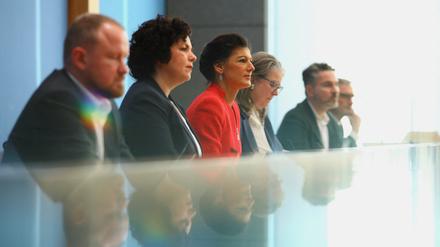 Sahra Wagenknecht nimmt an der Gründungspressekonferenz ihrer neuen Partei teil. 