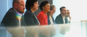 Sahra Wagenknecht nimmt an der Gründungspressekonferenz ihrer neuen Partei teil. 