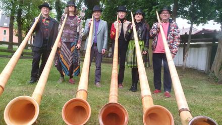Musizierende des Vereins Alphorn-Vereins beim PolkaBEATS Festival in Lübben, Mai 2023.