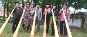 Musizierende des Vereins Alphorn-Vereins beim PolkaBEATS Festival in Lübben, Mai 2023.