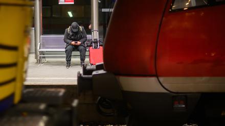 dpatopbilder - 09.01.2024, Niedersachsen, Hannover: Ein Mann wartet mit Koffer an einem Gleis im Hauptbahnhof Hannover. Die Gewerkschaft Deutscher Lokomotivführer (GDL) hat ab Mitte der Woche zum ersten mehrtägigen Streik im aktuellen Tarifkonflikt mit der Deutschen Bahn und anderen Unternehmen aufgerufen. Foto: Julian Stratenschulte/dpa +++ dpa-Bildfunk +++