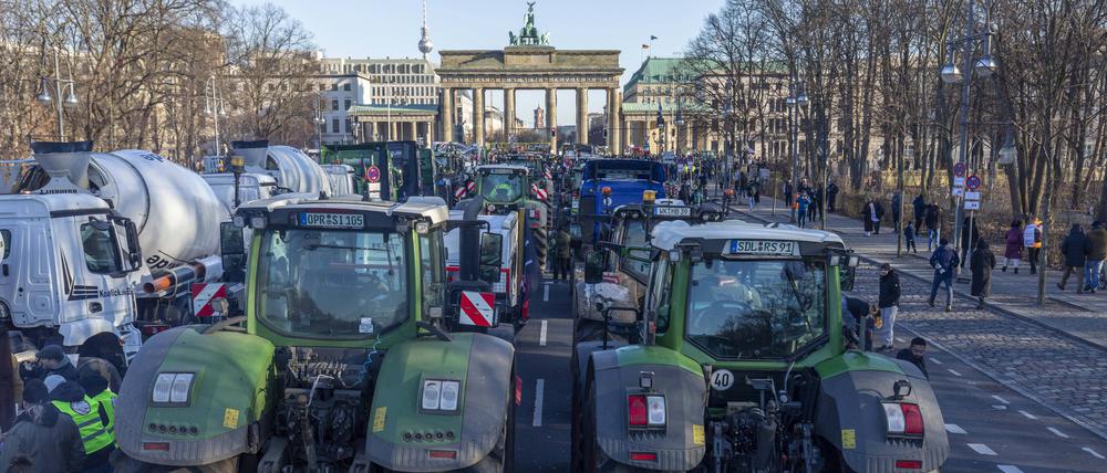 Am Montag gingen Landwirte in Berlin aus Protest gegen die Kürzungspläne der Regierung auf die Straße.