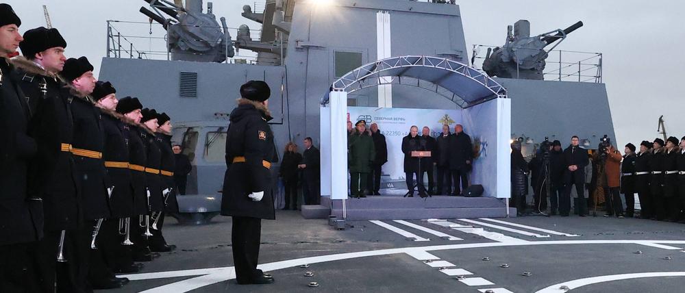 Russlands Präsident Wladimir Putin an Bord einer Fregatte.