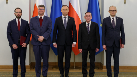 Andrzej Duda (mitte) posiert mit Maciej Wasik (l) und Mariusz Kaminski (r).