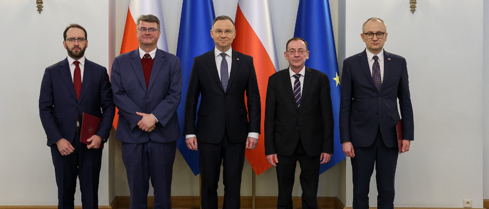 Andrzej Duda (mitte) posiert mit Maciej Wasik (l) und Mariusz Kaminski (r).