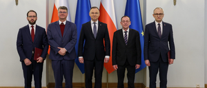 Andrzej Duda (mitte) posiert mit Maciej Wasik (l) und Mariusz Kaminski (r).