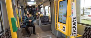 Ein neuer Ticketautomat ist versuchsweise in einer Straßenbahn installiert. In den kommenden achtzehn Monaten werden die neuen Automaten in den Straßenbahnen getestet. In insgesamt 36 Zügen können die Tickets dann mit Bankkarte, Kreditkarte, Apple-Pay und Google-Pay bezahlt werden. +++ dpa-Bildfunk +++