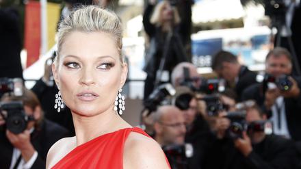 Kate Moss ist nicht nur als legendäres Model bekannt, sondern auch als Partygirl.