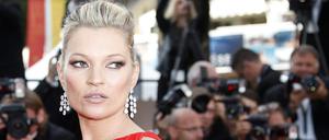 Kate Moss ist nicht nur als legendäres Model bekannt, sondern auch als Partygirl.