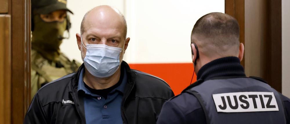 Der Angeklagte und frühere Reemtsma-Entführer Thomas Drach soll vier Geldtransporter in Köln, Frankfurt am Main und Limburg überfallen haben. 