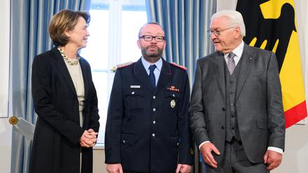 Bundespräsident Frank-Walter Steinmeier und seine Frau Elke Büdenbender begrüßen Kreisbrandmeister Dennis Körte aus Emtinghausen in Niedersachsen beim Neujahrsempfang im Schloss Bellevue. 