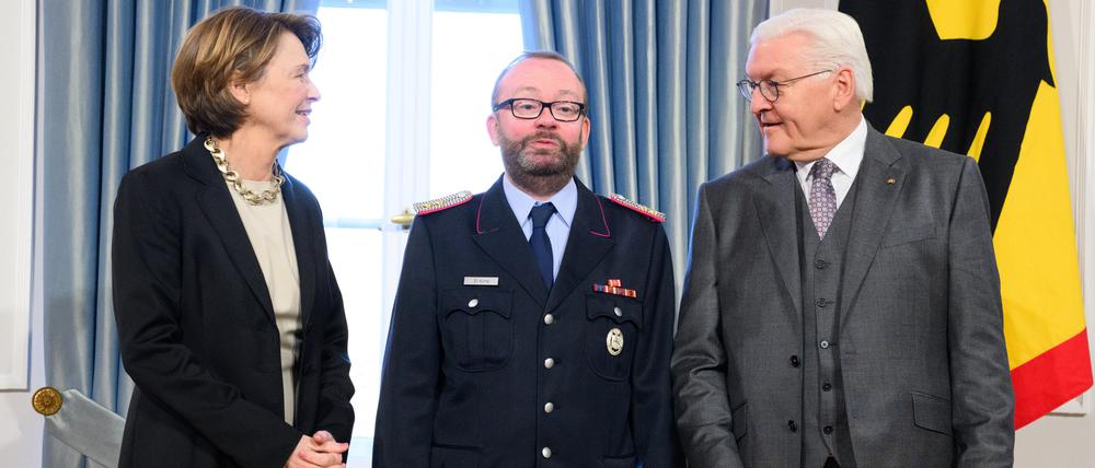 Bundespräsident Frank-Walter Steinmeier und seine Frau Elke Büdenbender begrüßen Kreisbrandmeister Dennis Körte aus Emtinghausen in Niedersachsen beim Neujahrsempfang im Schloss Bellevue. 