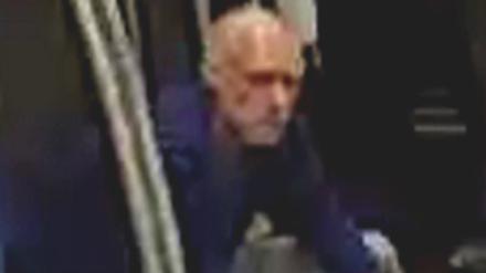 Foto-Fahndung der Bundespolizei Berlin. Die Ermittler fragen: Wer kennt den abgebildeten Mann und kann Angaben zu seiner Identität und/oder zu seinem Aufenthaltsort machen?