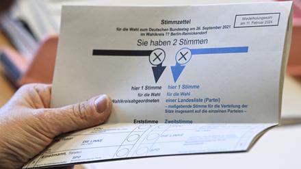 Ein Stimmzettel als Teil der Briefwahlunterlagen werden zum Beginn der Briefwahl für die Teilwiederholungswahl in der Briefwahlstelle im Bezirkswahlamt Reinickendorf zusammengestellt. Seit 8. Januar werden die Briefwahlunterlagen verschickt.
