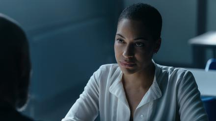 Lenker (Cush Jumbo) geht einer Sache nach – und sticht in ein Wespennest.