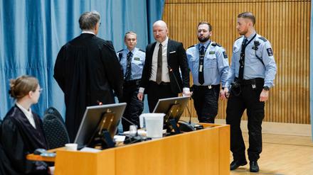Anders Behring auf dem Weg in die zum Gerichtssaal umfunktionierte Sporthalle des Gefängnisses Ringerike.