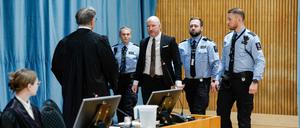 Anders Behring auf dem Weg in die zum Gerichtssaal umfunktionierte Sporthalle des Gefängnisses Ringerike.