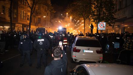 Teilnehmer einer verbotenen Pro-Palästina-Demonstration zünden in der Nähe der Neuköllner Sonnenallee Pyrotechnik. 