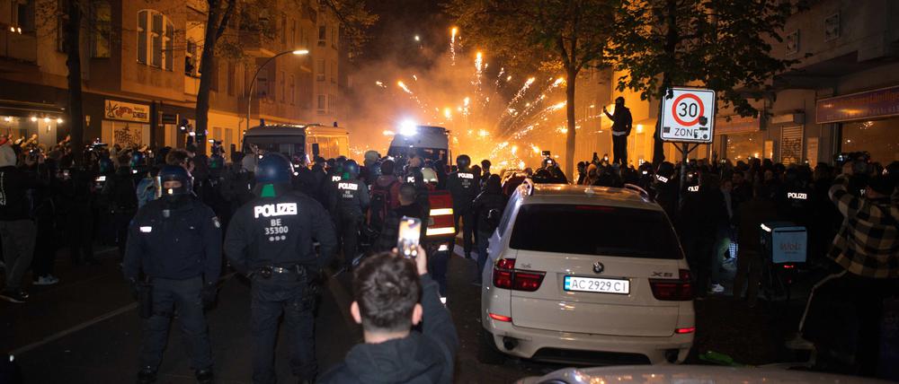 Teilnehmer einer verbotenen Pro-Palästina-Demonstration zünden in der Nähe der Sonnenallee im Bezirk Neukölln Pyrotechnik. Trotz eines Verbots von pro-palästinensischen Demonstrationen ist es in Berlin-Neukölln am Mittwochabend erneut zu Menschenansammlungen und Auseinandersetzungen gekommen. Es wurden auch Steine und Flaschen auf Polizistinnen und Polizisten geworfen, teilte die Polizei auf der Plattform X, früher Twitter, mit.
