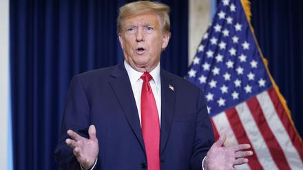 Donald Trump, ehemaliger Präsident der USA, spricht in einem Washingtoner Hotel zu den Medien.