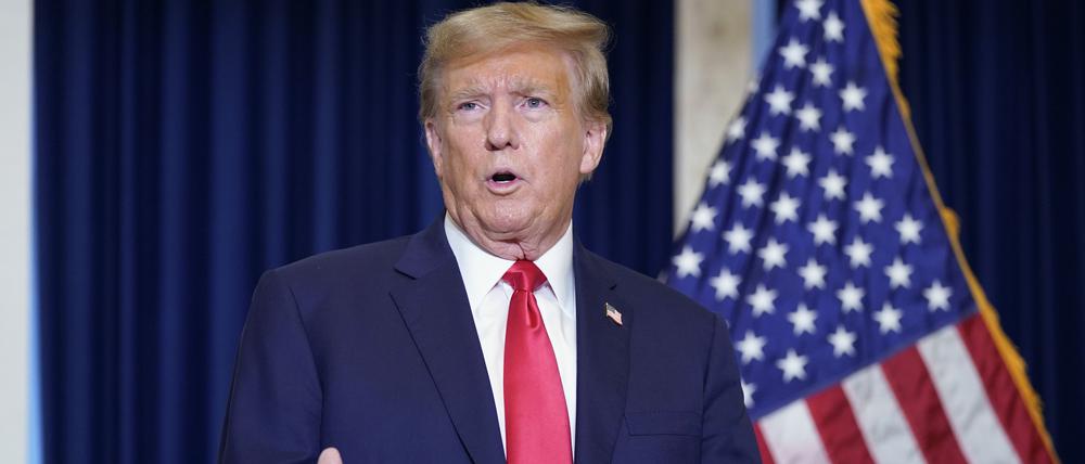 Donald Trump, ehemaliger Präsident der USA, spricht in einem Washingtoner Hotel zu den Medien.