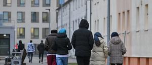 Migranten gehen über das Gelände der Zentralen Erstaufnahmeeinrichtung für Asylbewerber (ZABH) des Landes Brandenburg in Eisenhüttenstadt. 
