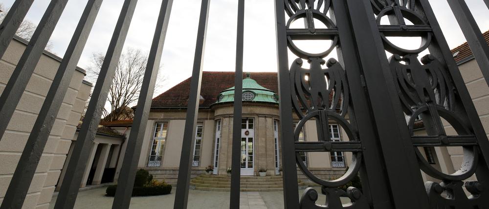 Auf dem Gelände der Villa Adlon gehen seit Jahren führende Köpfe der rechtsextremen Szene ein und aus.