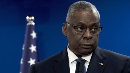 Lloyd Austin, Verteidigungsminister der USA, gibt nach einem Treffen mit dem israelischen Verteidigungsminister Gallant eine gemeinsame Erklärung zur israelischen Militäroperation im Gazastreifen ab. 