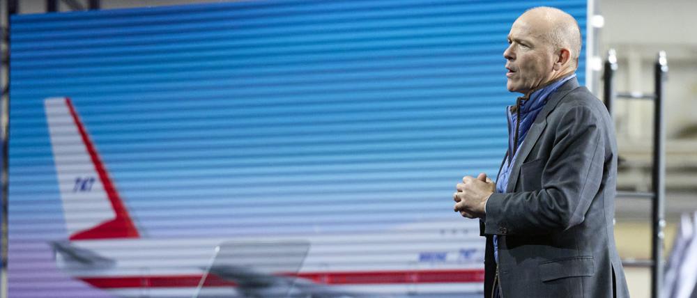 Dave Calhoun, Boeing Co. CEO, spricht während einer Zeremonie zur Auslieferung des letzten Jumbo-Jets Boeing 747. Nach dem Zwischenfall mit einer Boeing-Maschine, bei der im Flug ein Rumpfteil herausbrach, hat Konzernchef Dave Calhoun einen Fehler des Flugzeugbauers eingeräumt und Aufklärung versprochen.