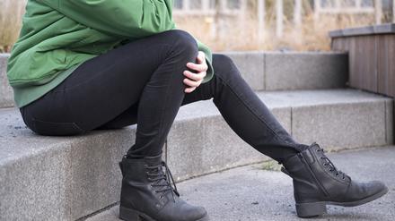 Auf einer kalten Treppe Platz zu nehmen, ist keine gute Idee. Kühlt der Unterleib aus, haben Bakterien leichtes Spiel. So können Blasenentzündungen entstehen. 
