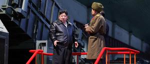 Nordkoreas Machthaber beim Besuch einer Munitionsfabrik.