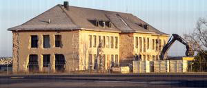 Die Fenster und Türen des zum Abriss vorgesehenen ehemaligen Generalshotel auf dem Gelände des Flughafens Berlin Brandenburg (BER) sind bereits entfernt.