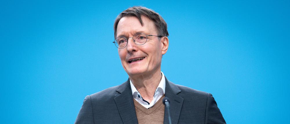 Bundesgesundheitsminister Prof. Karl Lauterbach mit besonderer Geste bei der Pressekonferenz zur hausaerztlichen Versorgung im Bundesgesundheitsministerium in Berlin.