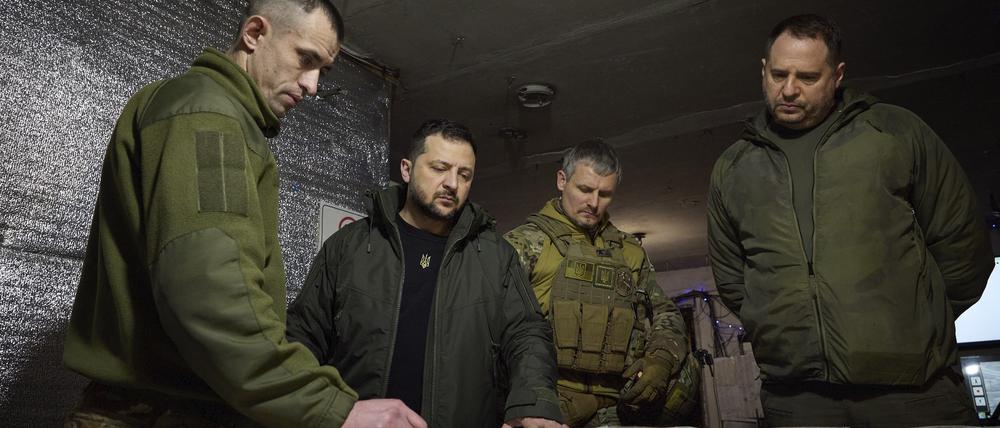 Der ukrainische Präsident Wolodymyr Selenskyj (2.v.l) mit Andrij Jermak (r.), dem Leiter des Präsidialamts