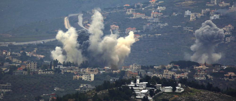 Nach einem israelischen Luftangriff in Kfar Kila, Libanon, steigt Rauch auf.