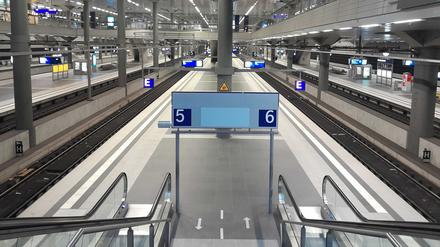 Der Berliner Hauptbahnhof war am Mittwochmorgen wie leergefegt.