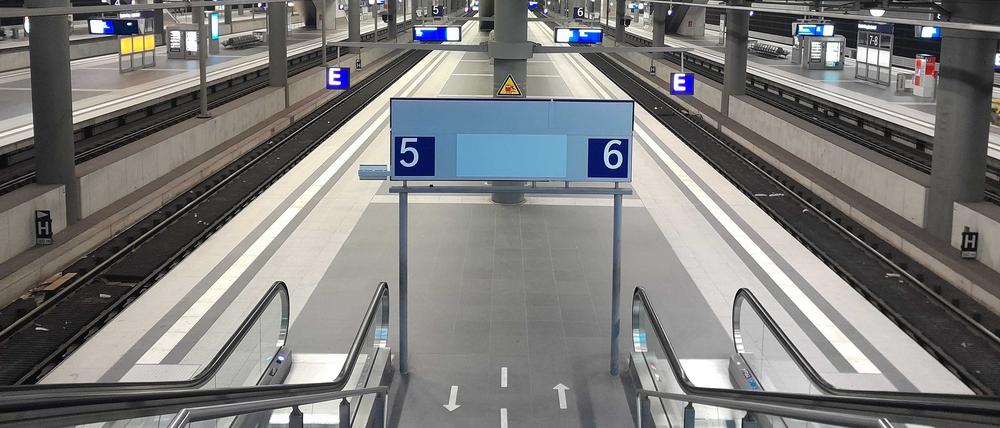 Der Berliner Hauptbahnhof war am Mittwochmorgen wie leergefegt.