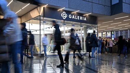Passanten vor dem Galeria-Kaufhaus in München.