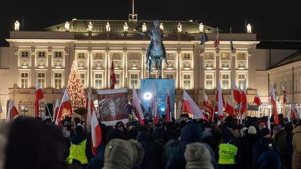 Proteste gegen die Regierung Tusk vor dem Amtssitz des Präsidenten Duda in Waschau, nachdem die Polizei dort zwei Abgeordnete der früheren Regierungspartei PiS festgenommen hatte. 