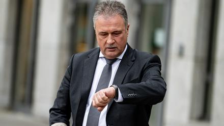 Claus Weselsky, GDL-Chef, schaut zum Auftakt der Tarifverhandlungen zwischen der Deutschen Bahn und der GDL auf seine Uhr. 
