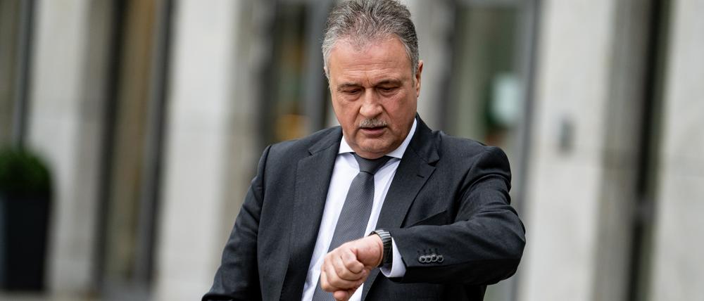 Claus Weselsky, GDL-Chef, schaut zum Auftakt der Tarifverhandlungen zwischen der Deutschen Bahn und der GDL auf seine Uhr.