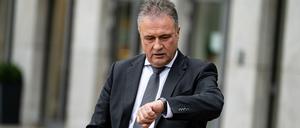 Claus Weselsky, GDL-Chef, schaut zum Auftakt der Tarifverhandlungen zwischen der Deutschen Bahn und der GDL auf seine Uhr. 