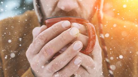 Kurzzeitig warm: Bei Alkoholgenuss weiten sich die Blutgefäße in der Haut.