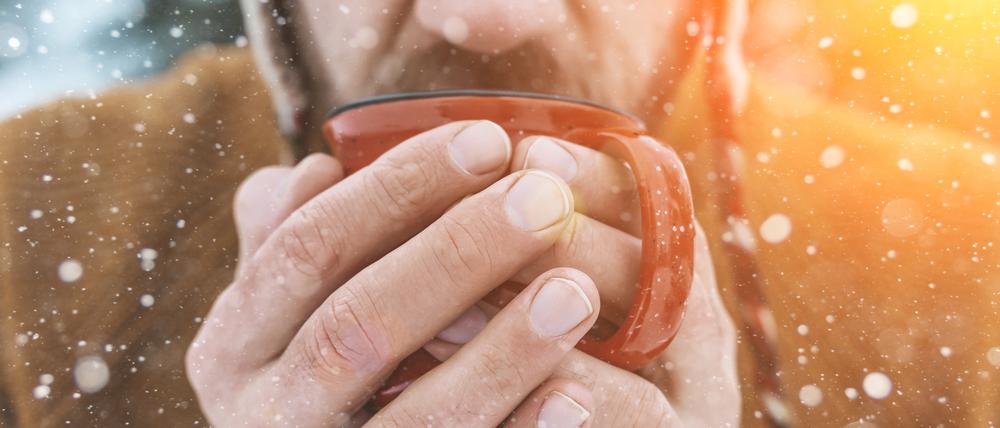 Kurzzeitig warm: Bei Alkoholgenuss weiten sich die Blutgefäße in der Haut.