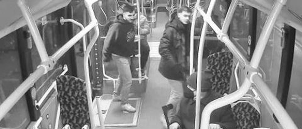 Polizei Berlin
Mit der Veröffentlichung von Lichtbildern aus einer Überwachungskamera sucht die Polizei Berlin nach zwei bislang unbekannten Männern, die am 29. Januar 2023 zwischen 7.25 und 7.30 Uhr aus einem BVG-Bus an der Haltestelle U-Bahnhof Kleistpark ausgestiegen sein und einem inzwischen 38-jährigen Mann den Zutritt zu diesem Bus versperrt haben sollen.
Fahndungsfoto
Kleistpark0124