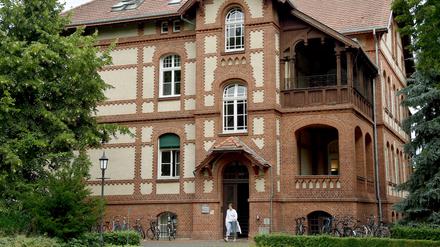 Das Gebäude der Medizinischen Hochschule steht auf dem Gelände der Ruppiner Kliniken in Neuruppin (Brandenburg). 