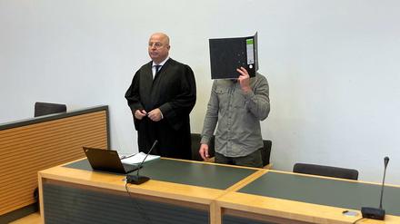 10.01.2024, Mecklenburg-Vorpommern, Wismar: Vor dem Amtsgericht Wismar hat ein Prozess gegen einen 32-Jährigen begonnen, der im Sommer 2020 auf der A20 bei Wismar einen schweren Unfall mit zwei Todesopfern verursacht hat. Laut Anklage war er damals stark alkoholisiert und mit fast 250 Stundenkilometern Geschwindigkeit unterwegs. (zu dpa «Zwei Tote bei Raserunfall - Angeklagter schweigt in Prozess») Foto: Helmut Reuter/dpa +++ dpa-Bildfunk +++