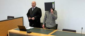 10.01.2024, Mecklenburg-Vorpommern, Wismar: Vor dem Amtsgericht Wismar hat ein Prozess gegen einen 32-Jährigen begonnen, der im Sommer 2020 auf der A20 bei Wismar einen schweren Unfall mit zwei Todesopfern verursacht hat. Laut Anklage war er damals stark alkoholisiert und mit fast 250 Stundenkilometern Geschwindigkeit unterwegs. (zu dpa «Zwei Tote bei Raserunfall - Angeklagter schweigt in Prozess») Foto: Helmut Reuter/dpa +++ dpa-Bildfunk +++