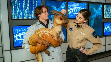 Streicheln erlaubt: „Labormitarbeiter“ zeigen Besuchern einen kleinen Parasaurolophus.